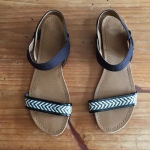 Adorable black and white GAP sandals 👡